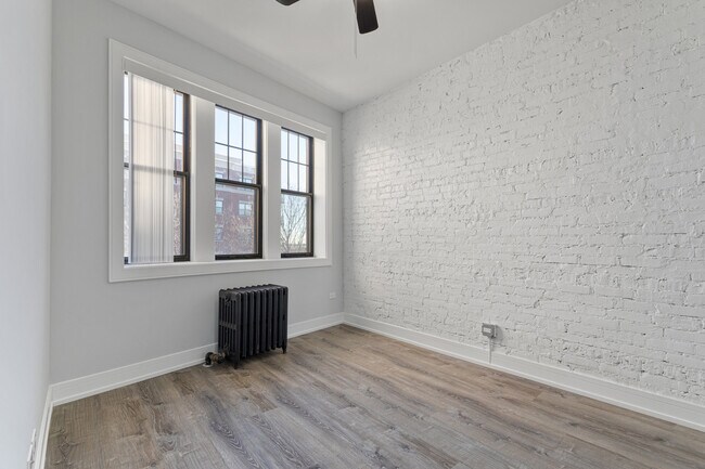 Building Photo - 7626 N Eastlake Terrace