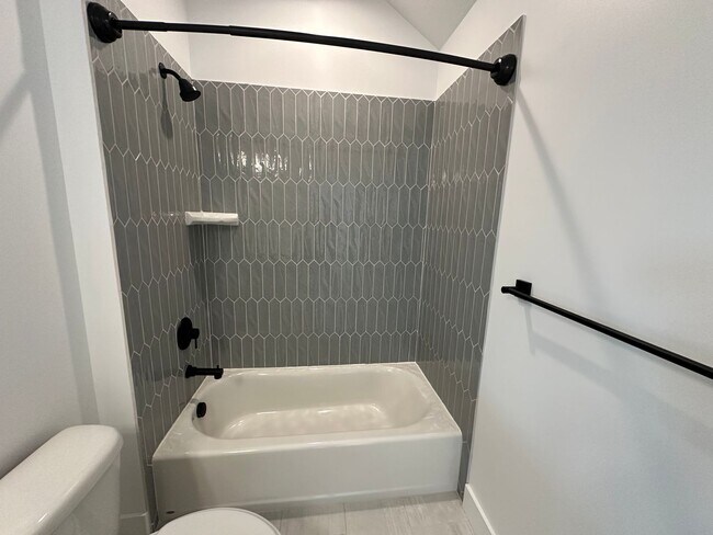 Building Photo - Gorgeous 5 Bed 3.5 Bath Home at Daybreak I...