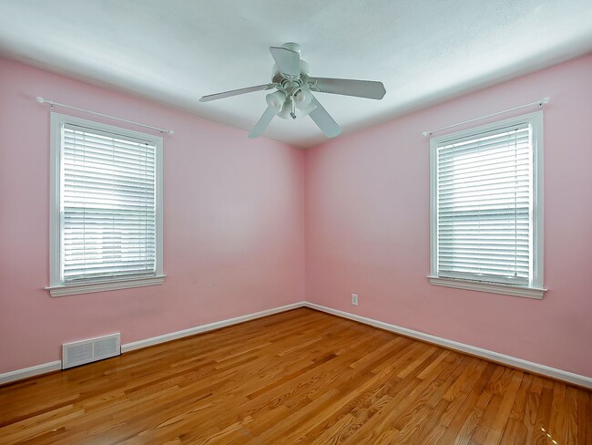 Building Photo - Charming Colonial in the Heart of Grosse P...