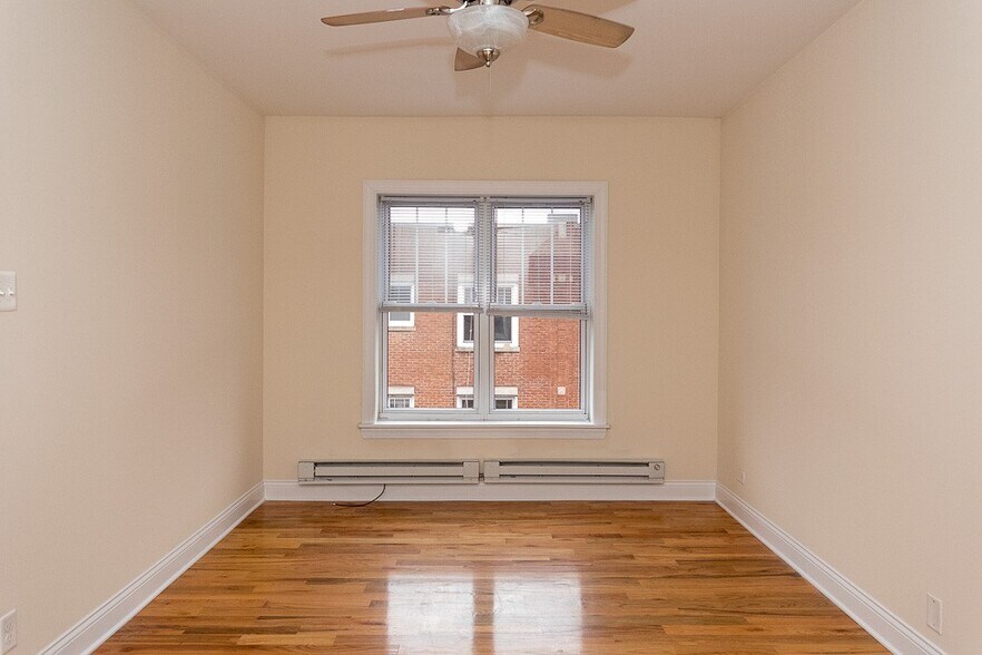 Building Photo - 905 W Cornelia Ave