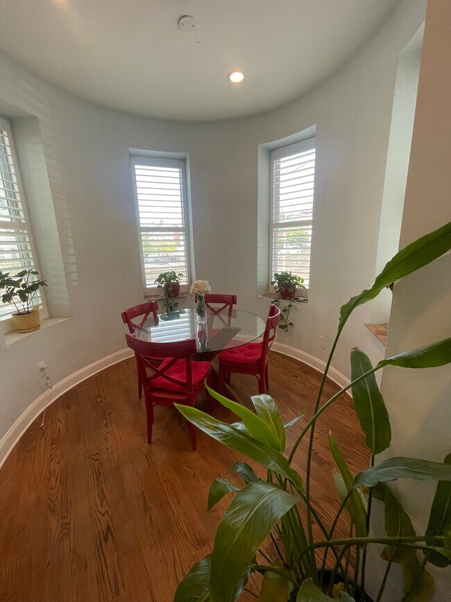Dining Nook - 1823 N Capitol St NE