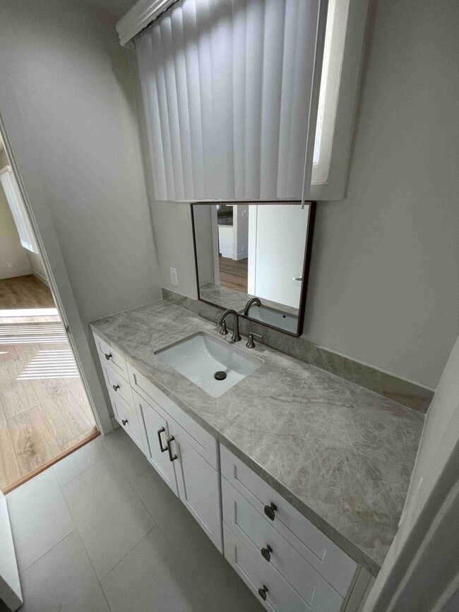 Building Photo - COMPLETELY REMODELED WOODLAND HILLS POOL HOME!