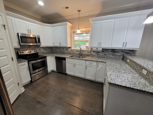 Building Photo - Beautiful 4 Bedroom, 2.5 Bath Home