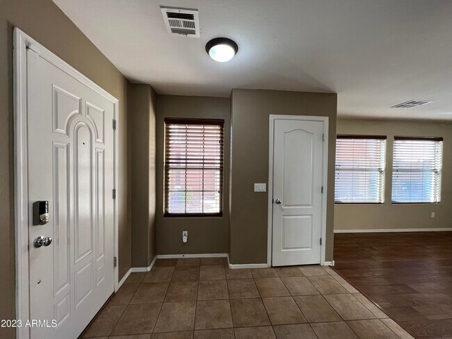 Building Photo - 2709 E Bart St