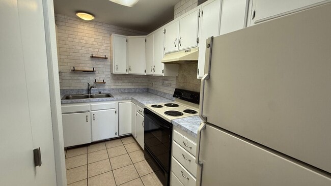 Building Photo - A quaint (2) Bed, (1) Bath unit with mountain views!