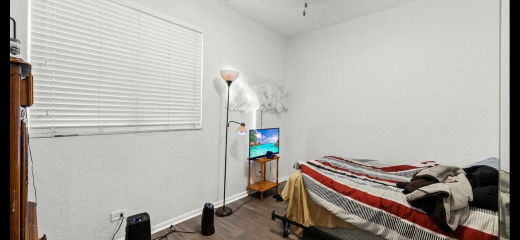 Large bedrooms, easily fit queen size beds and furniture - 1539 N Campbell Ave