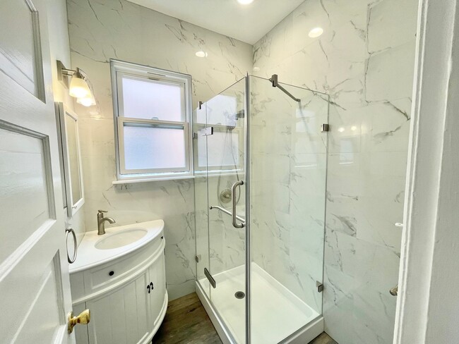 Building Photo - Wonderful Light and Bright Top Floor 2BR/1...