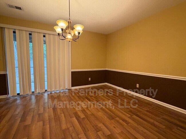 Building Photo - 3148 Vlg W Dr