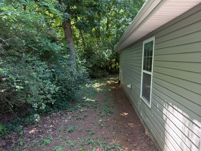 Building Photo - Maryville 37801 - 3 bedroom, 2 bath home $1800.00 - Contact Ed Johnson (865) 924-5045