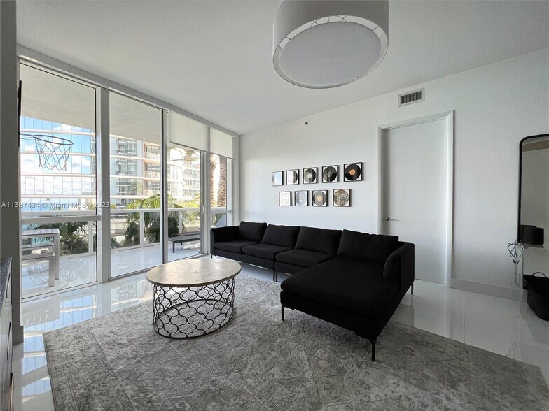 Building Photo - 15811 Collins Ave