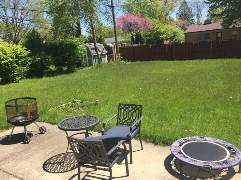 Building Photo - 2216 Delaware Dr