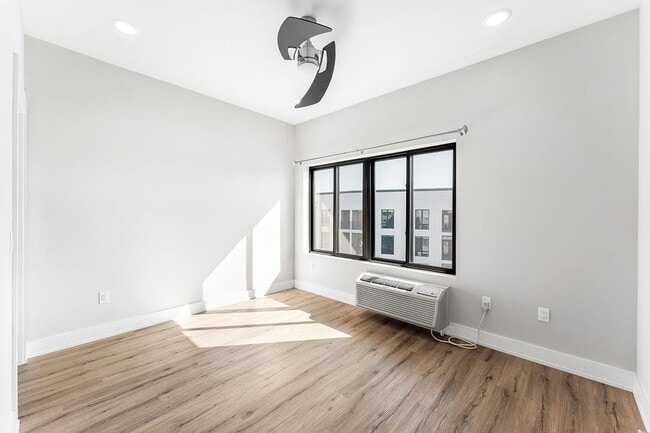 Primary Photo - 1 Flagship St