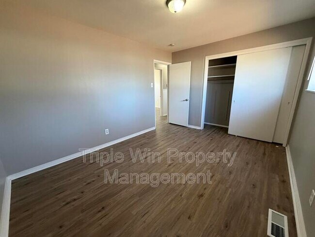 Building Photo - 1665 Queens Dr