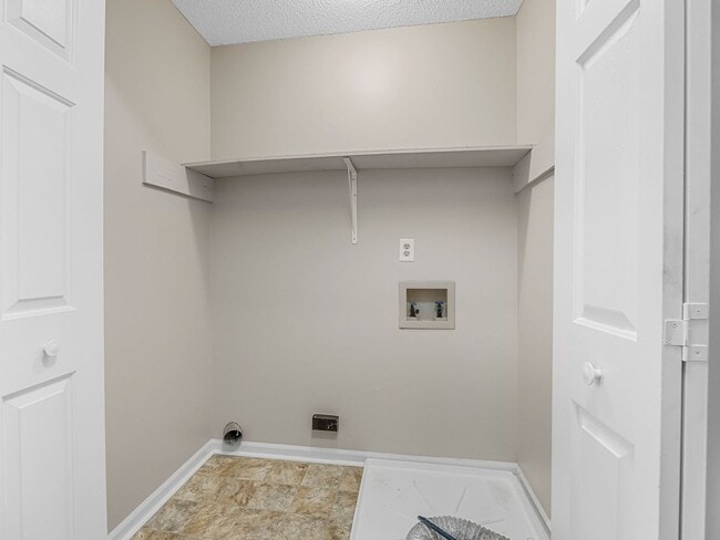 Building Photo - Cozy 3 Bedroom, 2.5 Bath Home with 2 Car G...