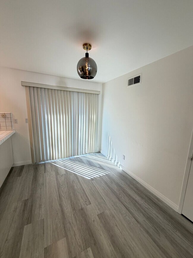 Building Photo - 3 bed, 2 bath single story home in West Hills