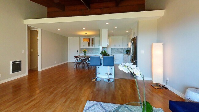 Vaulted ceilings - 6542 Ocean Crest Dr