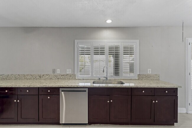 Building Photo - Welcome to your entertainers dream home!