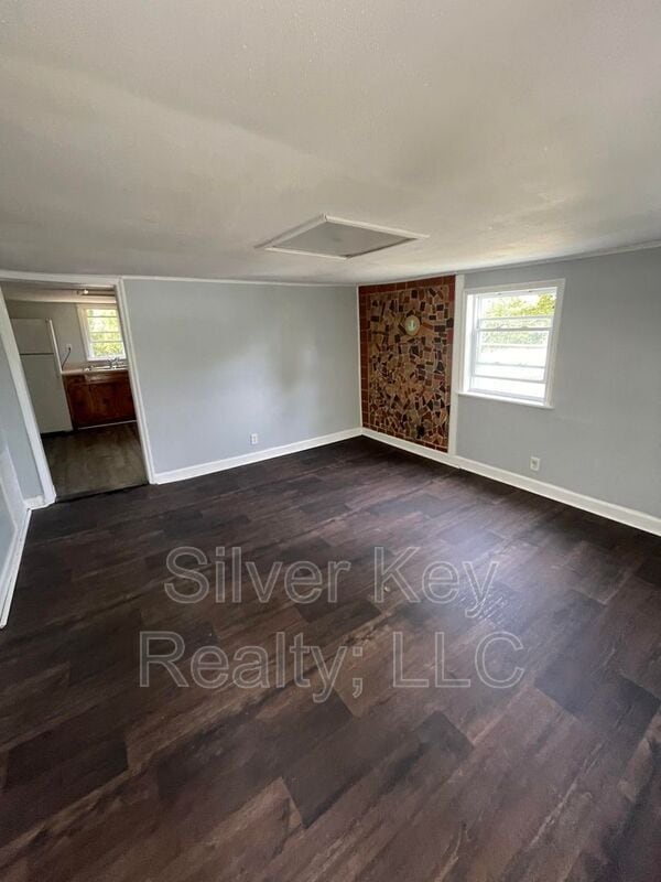 Building Photo - 1209 Hilltop Dr NE