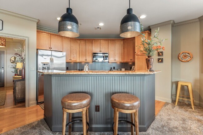 Building Photo - Luxury resort-style living: Fully furnished condo on the Cumberland River less than 25 miles from...