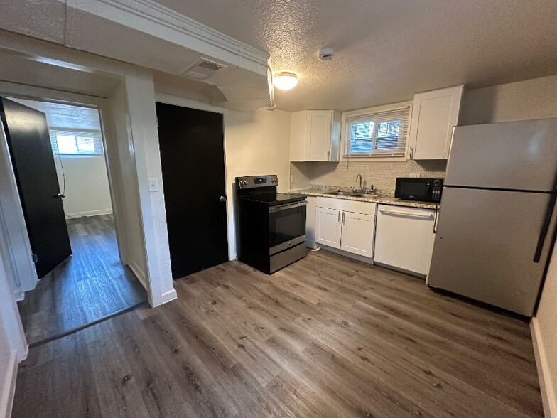 Building Photo - 821 31st Ave