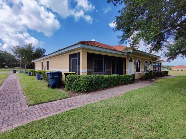 Building Photo - Charming 2Bed/ 2Bath in Poinciana Tuscany ...