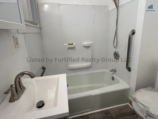 Building Photo - 42 Kilburn St