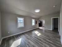 Building Photo - Beautifully renovated East side home with ...