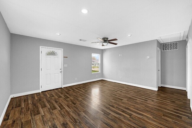 Building Photo - 7710 Erath St