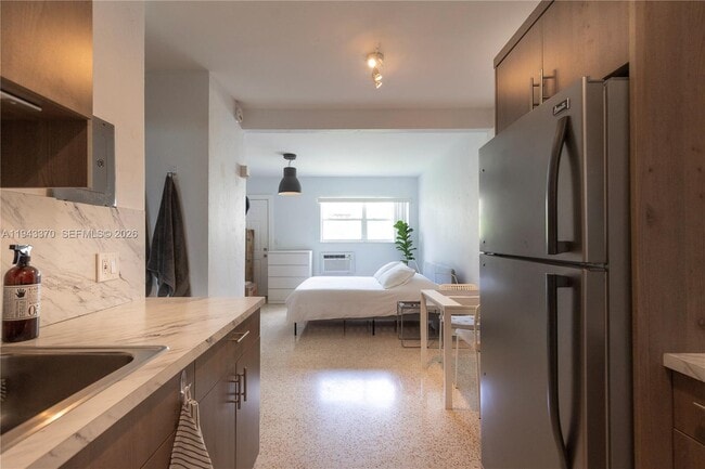 Building Photo - 2825 SW 3rd Ave