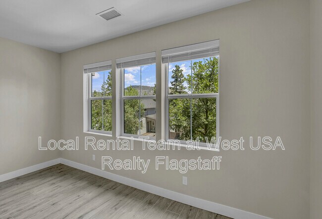 Building Photo - 781 N Forest View Dr