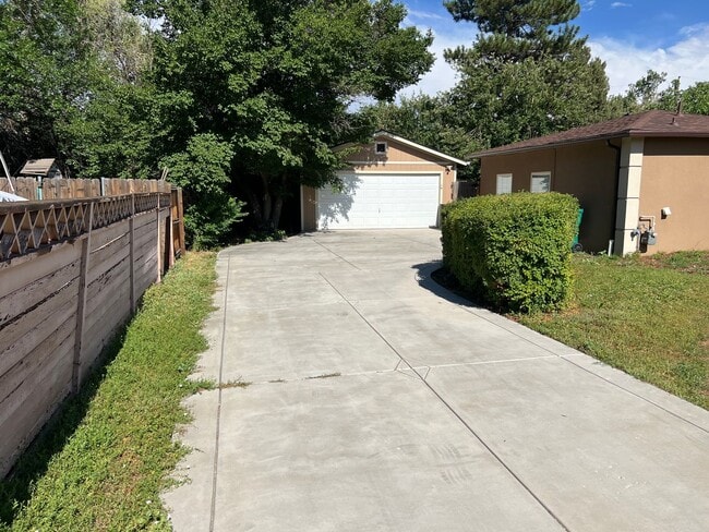 Building Photo - Spacious Lakewood Home