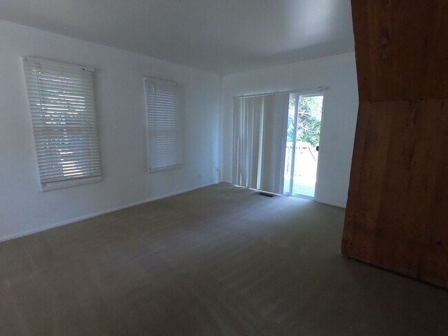 Building Photo - 3 Bedroom on West Side of The Hill