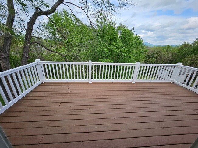 Building Photo - Updated and Spacious 3BR 2Bath House for rent