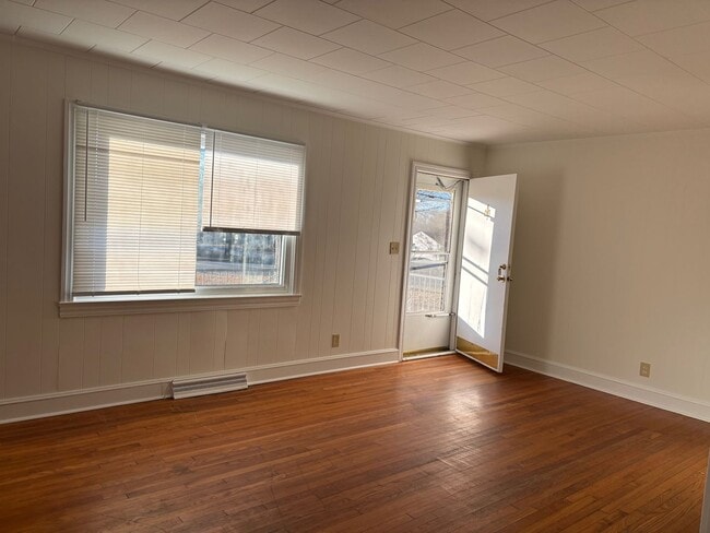 Building Photo - 3 BED, 1 BATH HOME IN GREYSTONE AREA, $1450 MONTH, $1450 DEPOSIT