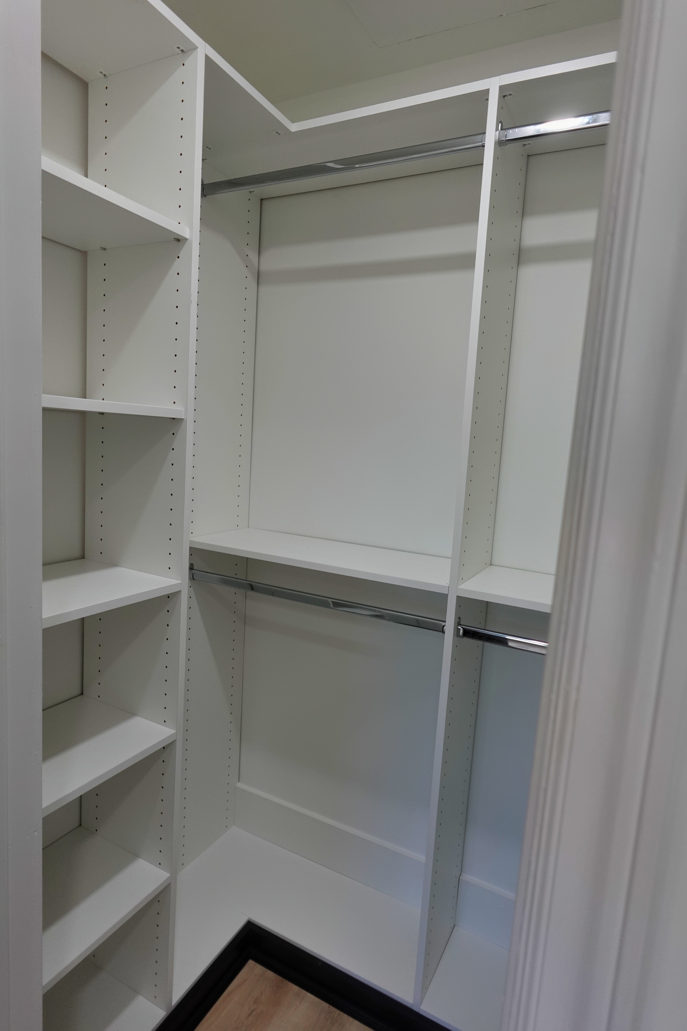 Master Bed - Custom closet - 3021 Heathstead Pl