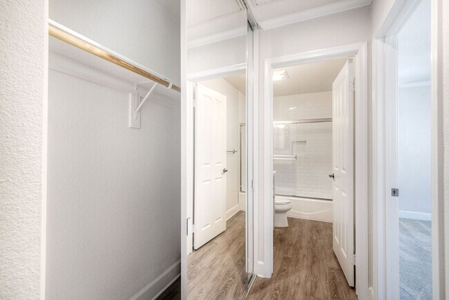 Building Photo - 1 Bedroom, 1 Bathroom Condo in the Villa La Jolla Community