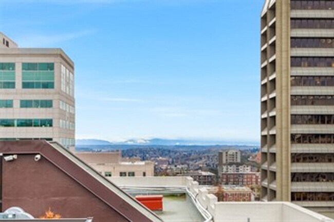 Building Photo - $250 off first month's rent!!!! Highly des...