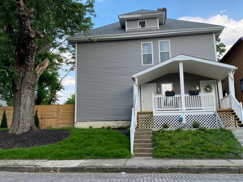 Front - 886 Carpenter St