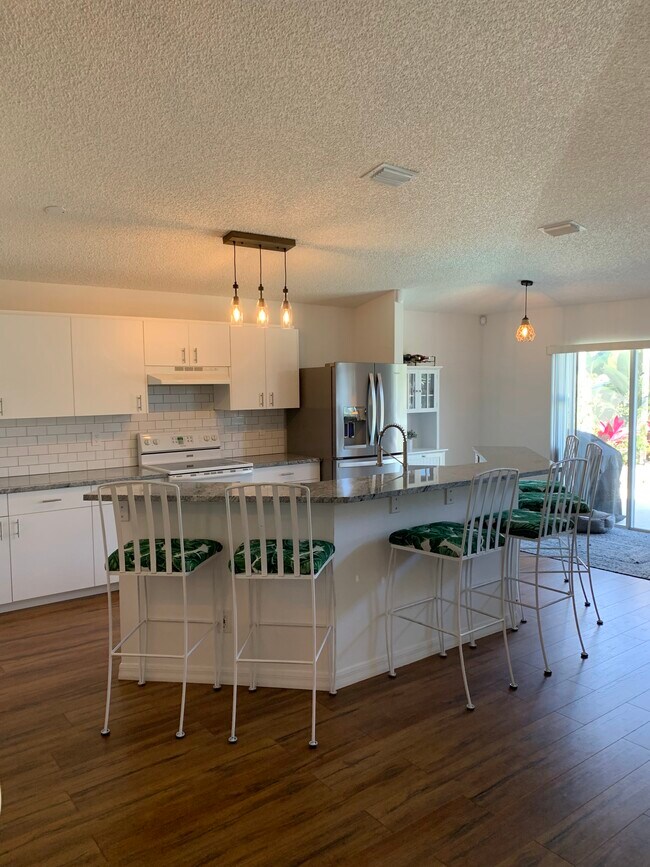 Building Photo - 993 E 13th Sq