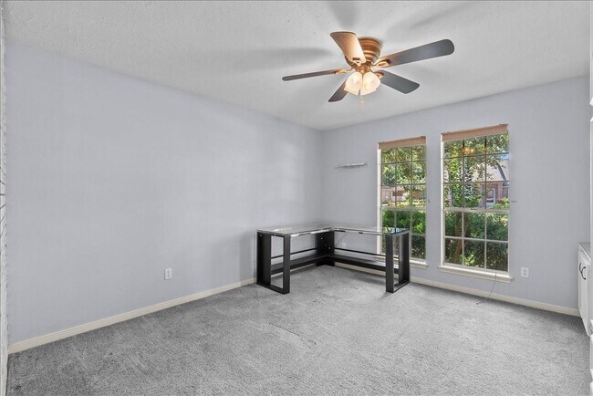 Building Photo - 2422 Fairwind Dr