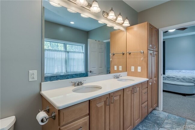 Building Photo - 117 MillCreek Ln