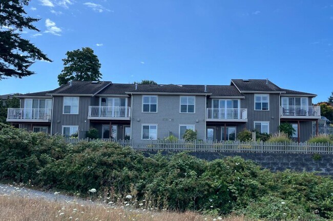 Building Photo - End Unit, 3 Bed, 2.5 Bath PLUS Bonus Room, Anacortes