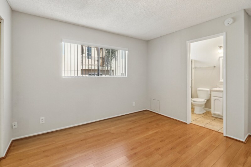 Building Photo - 725 E Providencia Ave