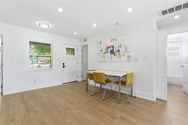 Building Photo - 3916 W Iowa Ave