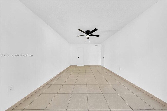 Building Photo - 9360 Fontainebleau Blvd