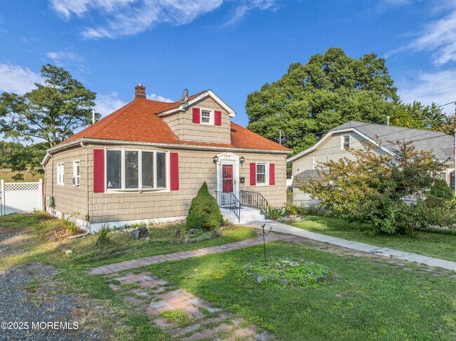 Building Photo - 177 Creek Rd