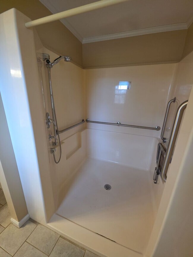 Building Photo - 2-Bedroom Handicap-Accessible Home with 3-Season Porch, Garage, and Large Yard