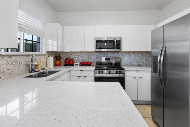 Building Photo - 2741 NE 4th St