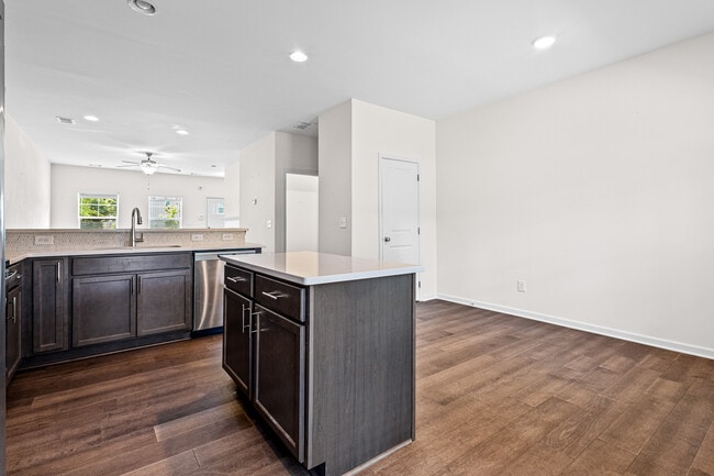 Building Photo - 776 Crestwell Cir SW