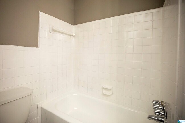 Building Photo - 5140 Hickory Dr NE